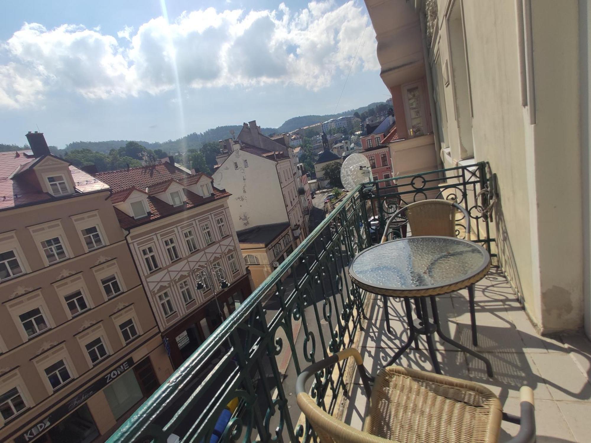 Apartman 63M2 S Balkonem V Lazenskem Centru カルロヴィ・ヴァリ エクステリア 写真